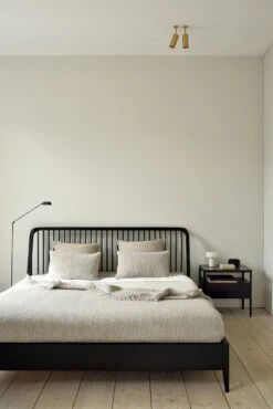 Mendocino Bed - Black Oak -Saffron + Poe 51236 51235 Oak black Spindle bed bedside table 21051 21052 Oat Nomad throw cushion 21053 Oat lin sauvage 1 Saffron and Poe Ethnicraft