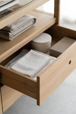 Mendocino Dresser - Oak 19 Mendocino Dresser - Oak -Saffron + Poe 51250 Spindle dresser oak 4 drawers det Saffron and Poe Ethnicraft 3443f451 27d3 4f66 b671 a61b439c219c