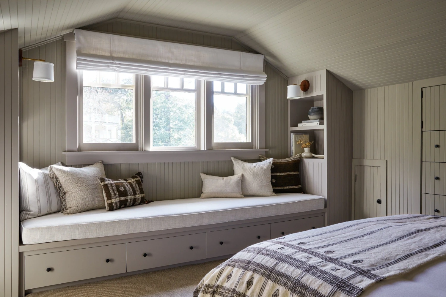 Handwoven Bhujodi Pillow No. 09 2 Handwoven Bhujodi Pillow No. 09 - Image 2