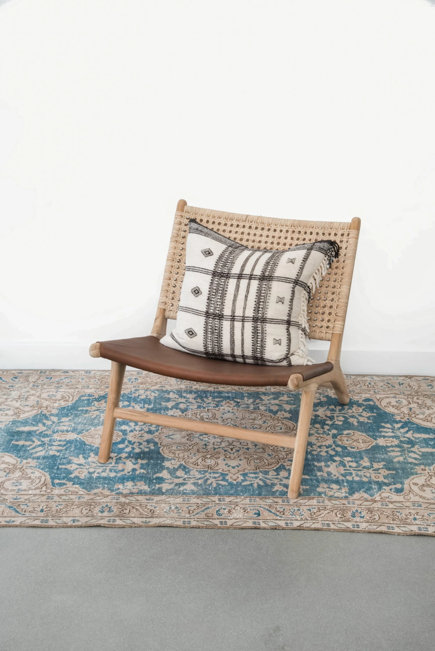 Leather And Rattan Lounge Chair - Second Quality 5 Leather And Rattan Lounge Chair - Second Quality - Image 5